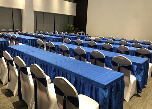 们为各类展览博览、各类会议、演唱会、音乐节、明星见面会、酒会、产品推广、体育赛事等提供专业的各类桌椅、沙发、铁马、防暴铁马、发光家具，一米线、吧椅租赁，吧桌吧椅租赁，吧桌租赁，白色沙发租赁。